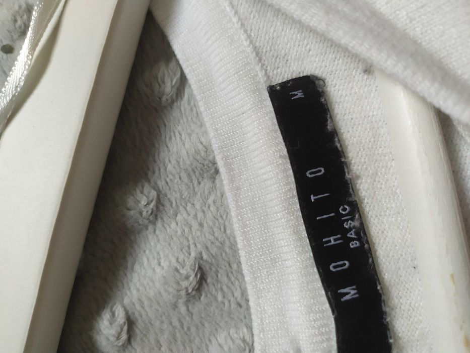 Biały długi sweterek damski Mohito Basic M sukienka