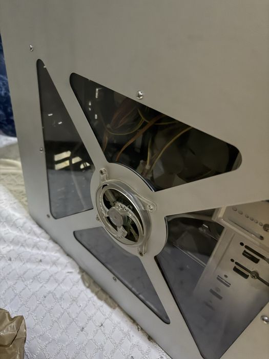 Selling computer case445836954017484801