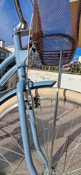 Vendo Bicicleta de senhora nova. apenas andou 3 ou 4 voltinhas. os pneus ainda têm as pelugens...É uma ELOPS com 6 velocidades no pulso.