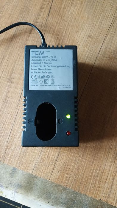 Зарядний пристрій для шуроповерта