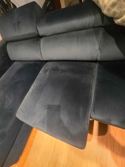 Sofá com chaise long e baús