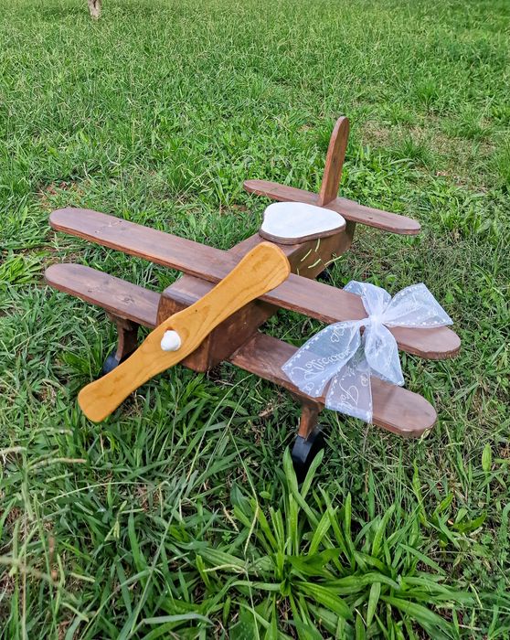 Avião feito em madeira com 70 cm de comprimento