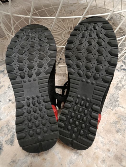 Valentino Garavani моделі Rockrunner,в розмірі 36.