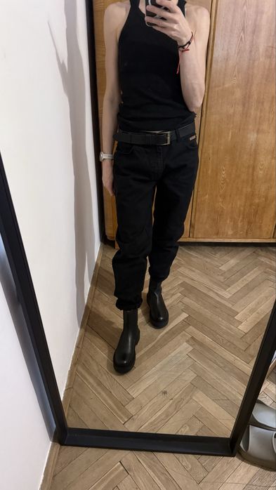 Czarne spodnie proste wrangler jeansy