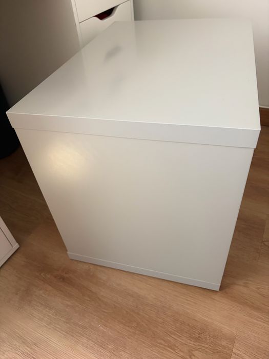 Cómoda cinzenta e branco