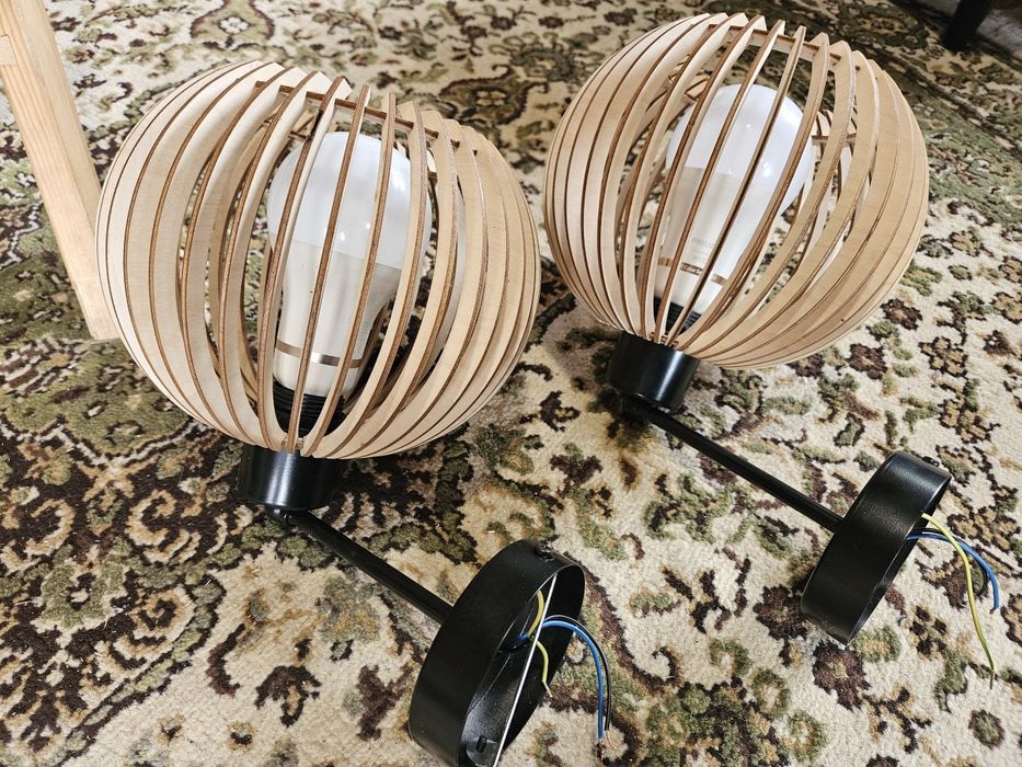 Lampa ścienna z drewnianym abażurem boho