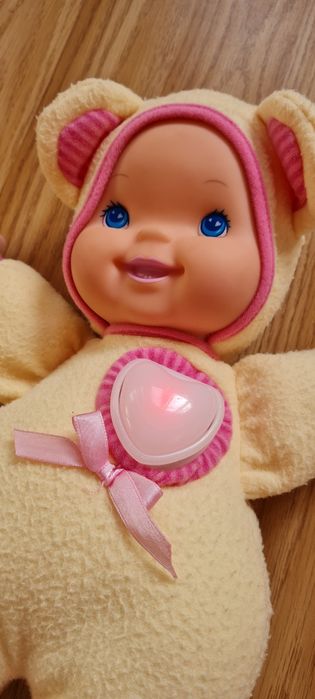 Fisher Price lalka że świecącym sercem serduszkiem.
