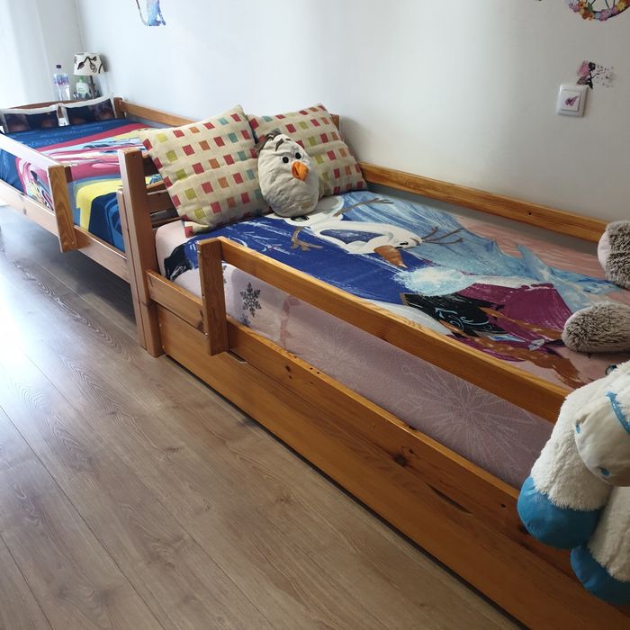 Camas com medida 200m por 90cm. Com bom estado.