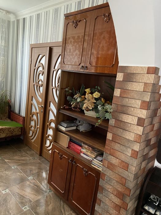 Частина стінки, шафа і полички доя книжок