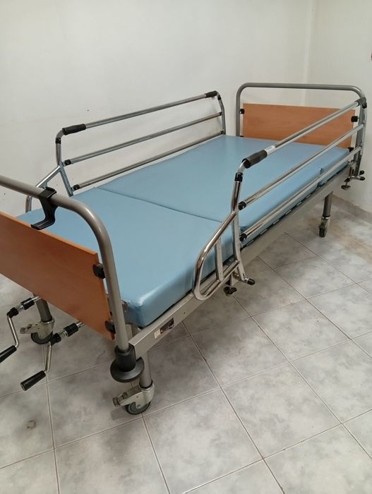 Cama Hospitalar Articulada Manual com Colchão e Grades
