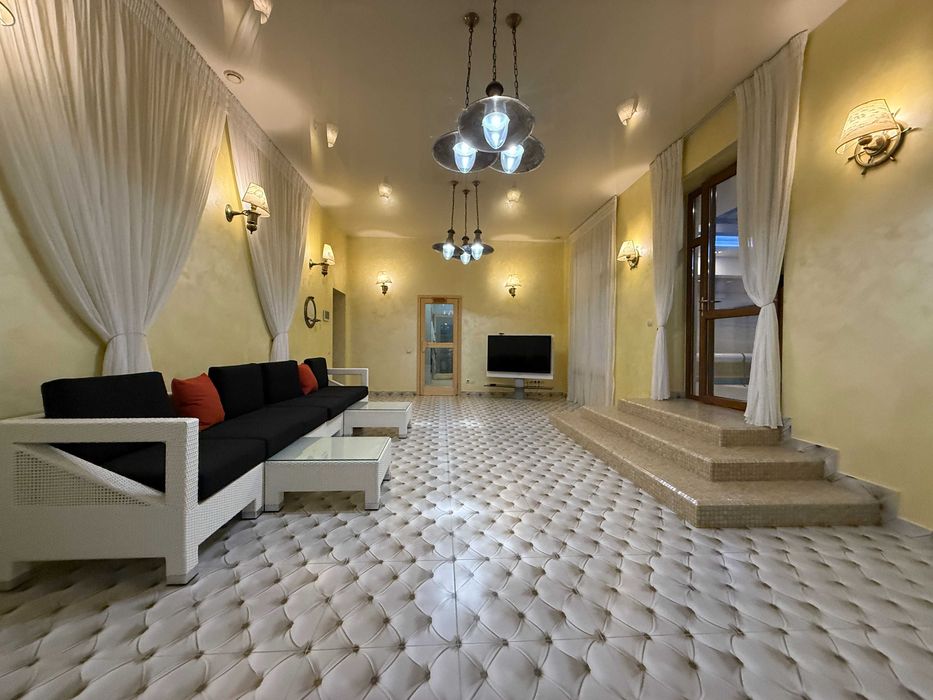 Містечко біля лісу, 45 соток, будинок 600 м2, Стоянка