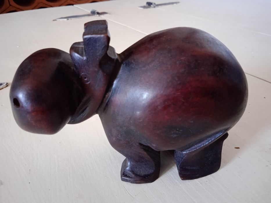 Estátua de hipopótamo de madeira