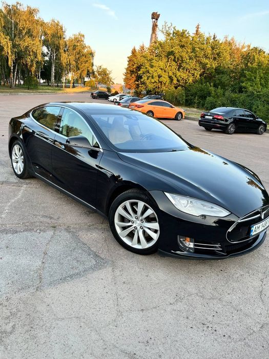 Tesla S 90D повний привід