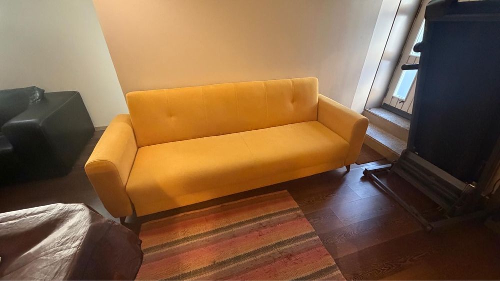 Sofá/Cama de cor amarela