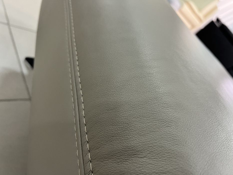 Великий шкіряний пуфік на ніжках