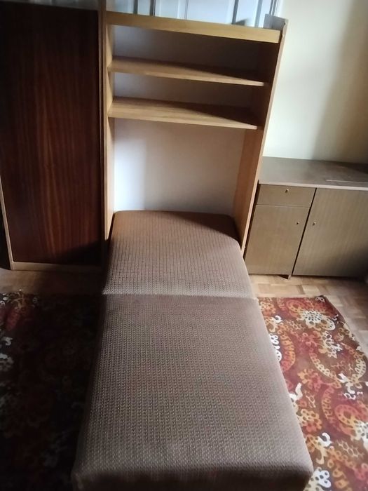 Półkotapczan z szafa i pojemnikiem na pościel