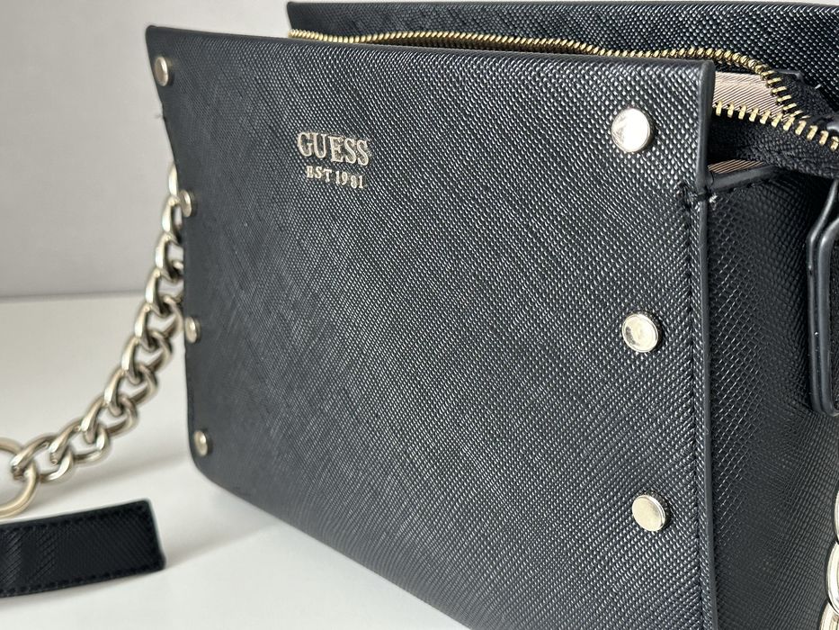 Чорна сумка Guess через плече