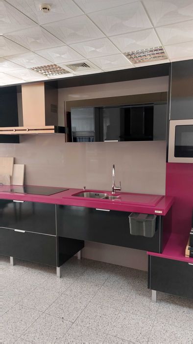 Cozinha em Termolaminado Preto, com Bancadas e Eletrodomésticos nova.