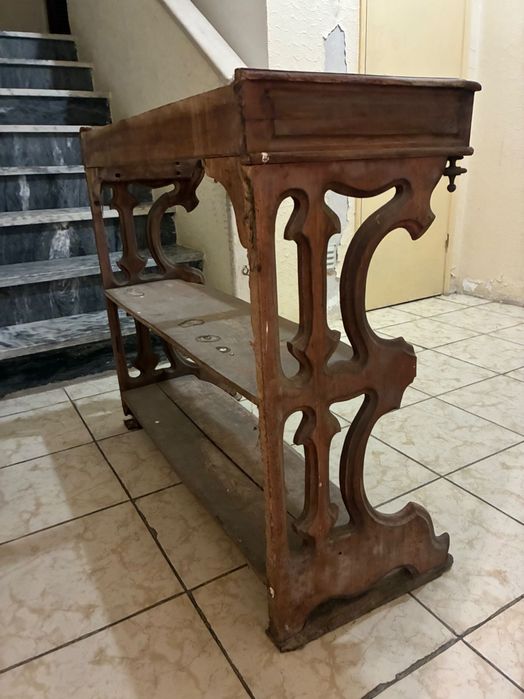 Mesa de madeira esculpida à mão