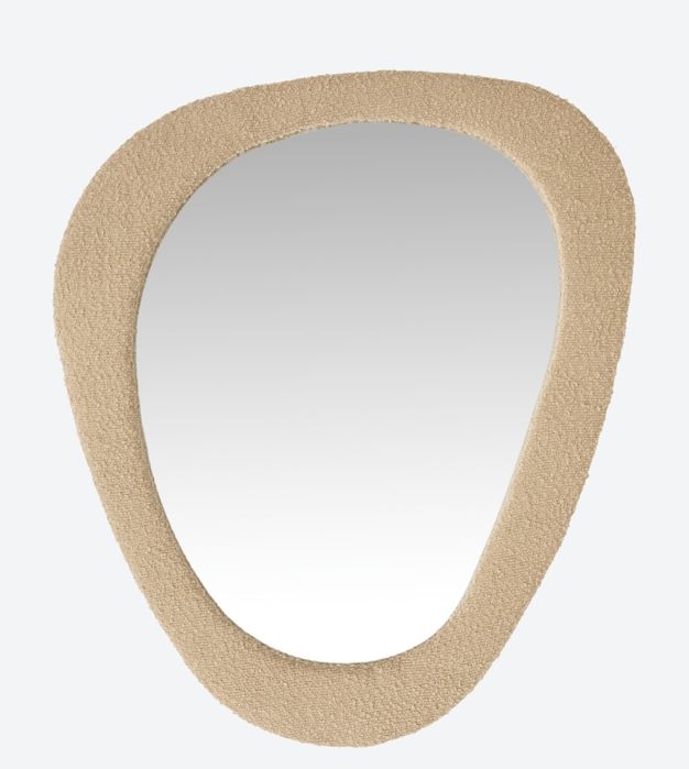 Espelhos conjugados com.puffs/ bancos em bouclé