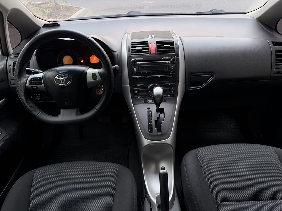 В продажу Toyota Auris 2010 рестайлінг