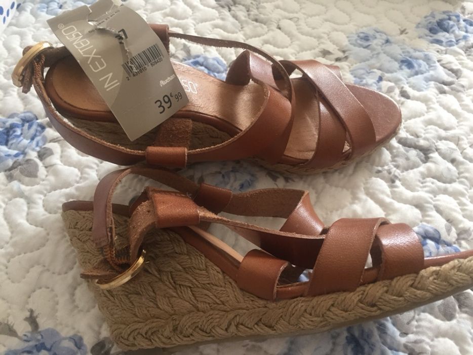 Sandálias de cunha em pele, tam. 37, novas