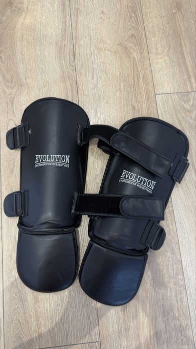 Ochraniacze na piszczele i stopy nagolenniki czarne kickboxing boks