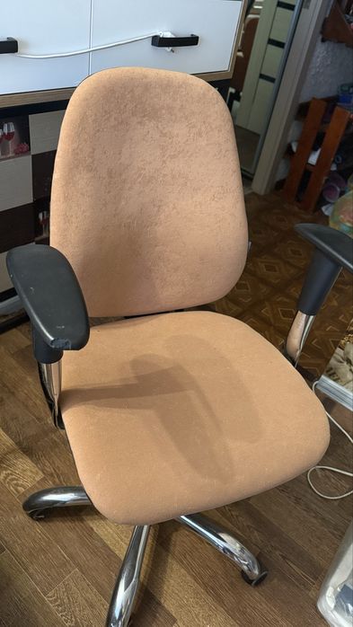 Продам офісне крісло