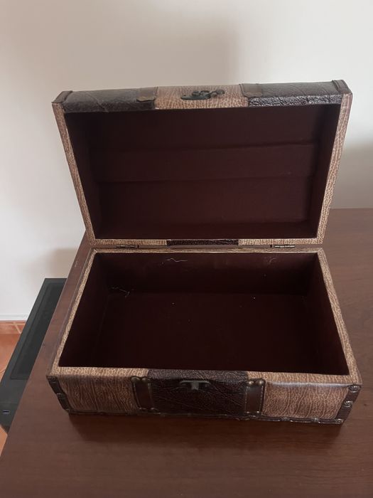 Baú     castanho