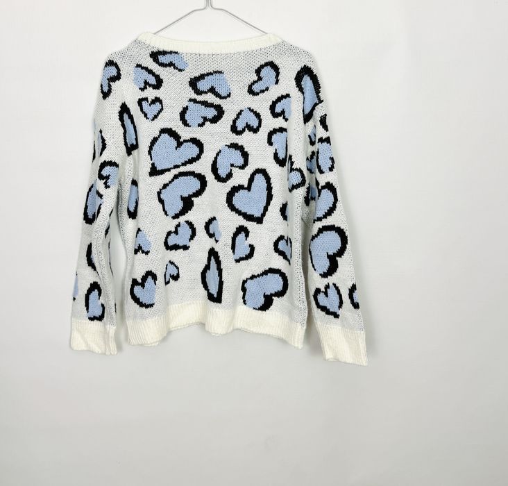 Biały sweter w serca w kolorze blue M 38