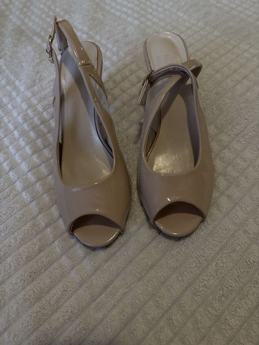 Бежеві лаковані туфлі