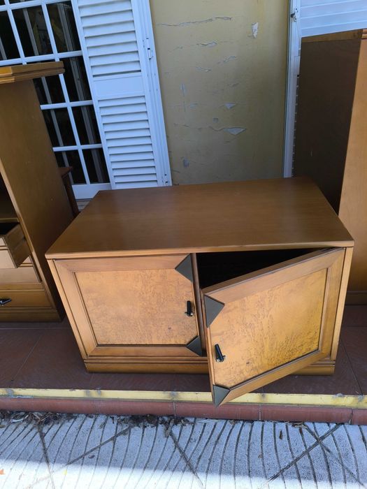 Movel baixo  de madeira solida com pormenores a preto