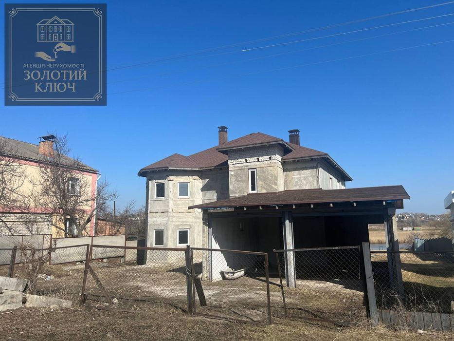 Будинок на Черняхівці біля річки