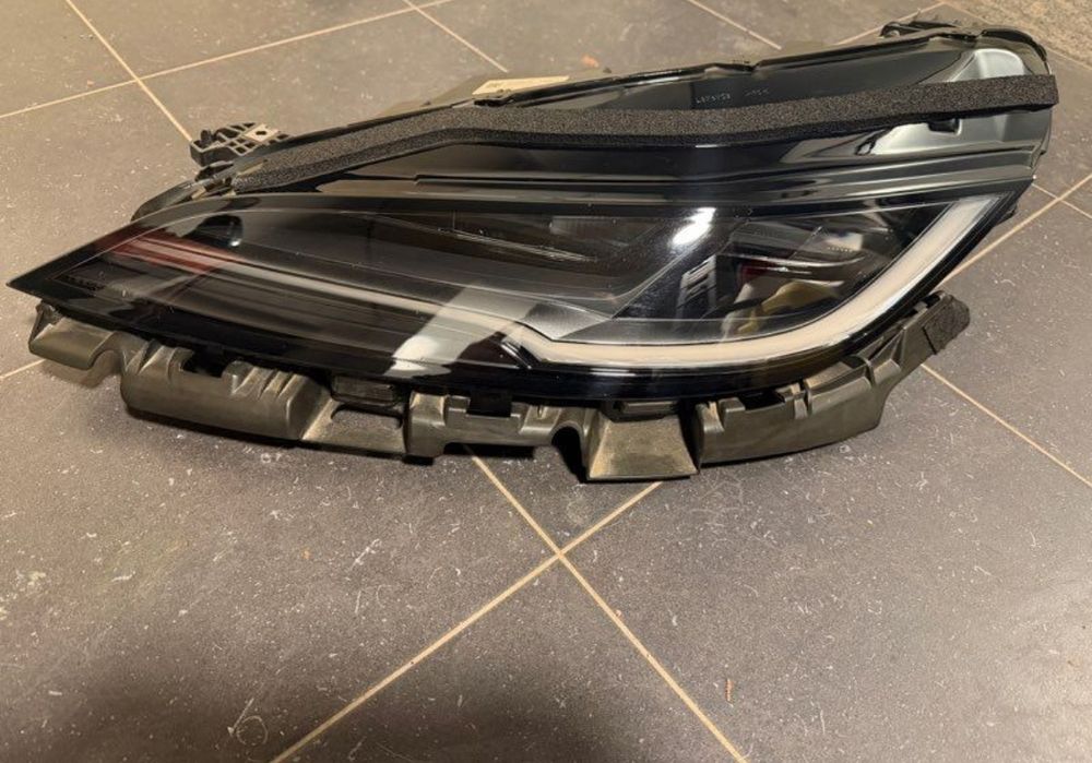 Farol tesla model 3