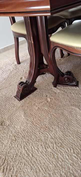 Mesa de sala extensível em mogno maciço mais seis cadeiras