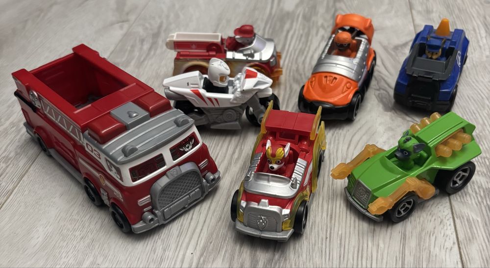 Autka małe Psi Patrol 7 sztuk stan bardzo dobry