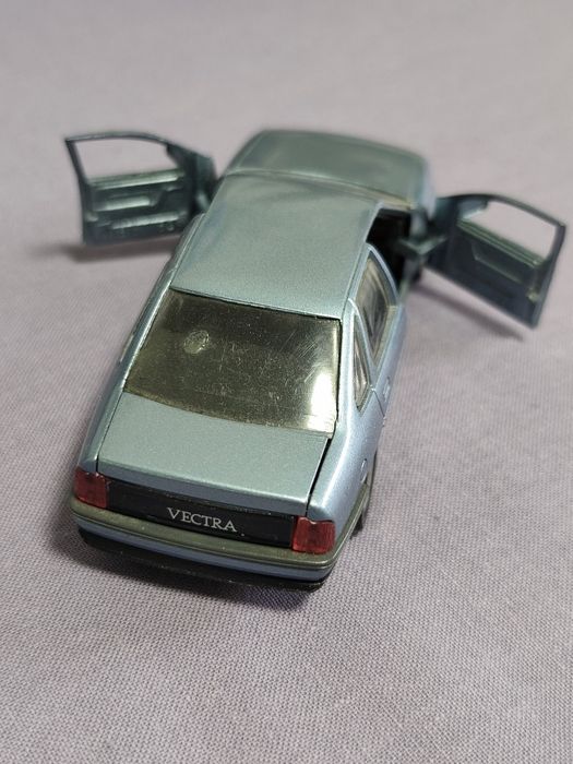 Моделька машинка Opel Vectra