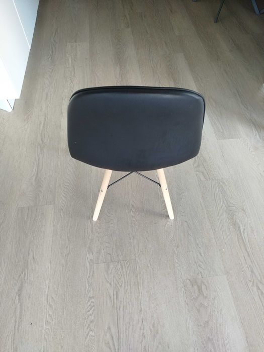 Mesa e quatro cadeiras como novas - 160 euros