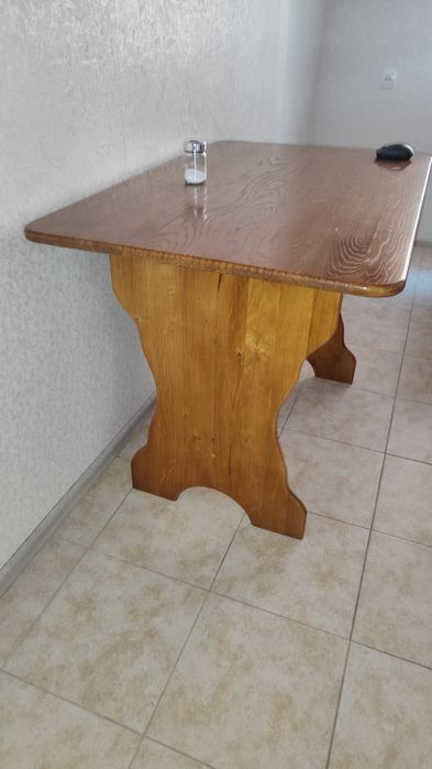 Продам дубовый стол и 6 дубовых табуреток