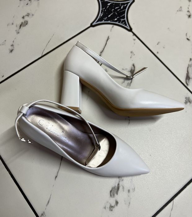 Туфлі білі, на широкому каблуку, розмір 37.