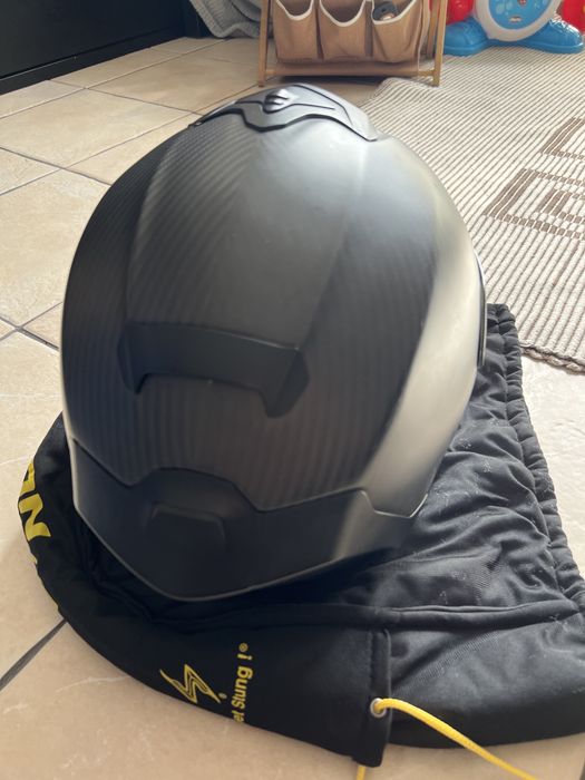 Capacete Scorpion em fibra de carbono