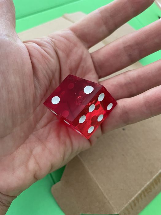Dado disforme (vermelho transparente, pintas brancas)