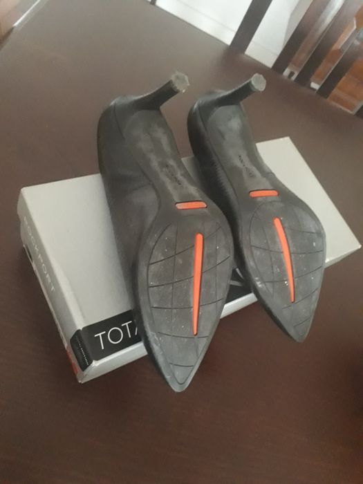 Sapatos pretos em pele 36