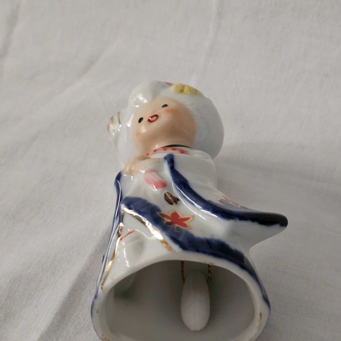 Peça em Porcelana - Gueixa - Interior com Badalo (sino)