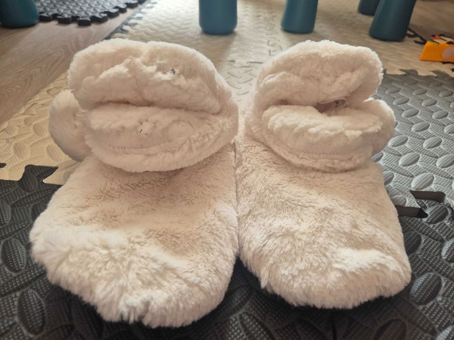 Kapcie biale za kostke.