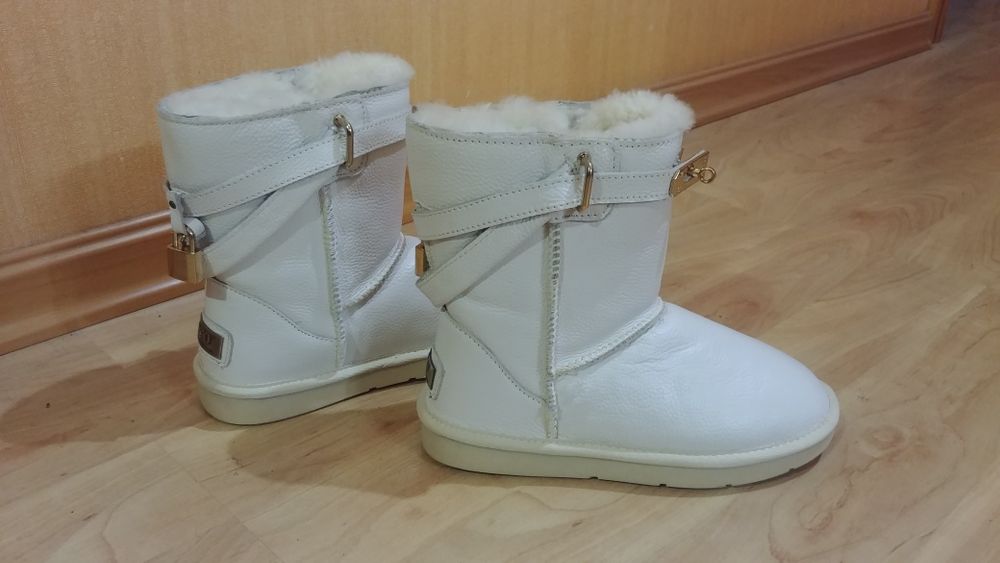 Продам новые угги. Размер W8, стелька -24,5-25см