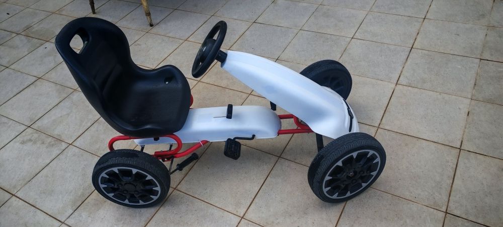 Vendo kart / carro a pedais infantil