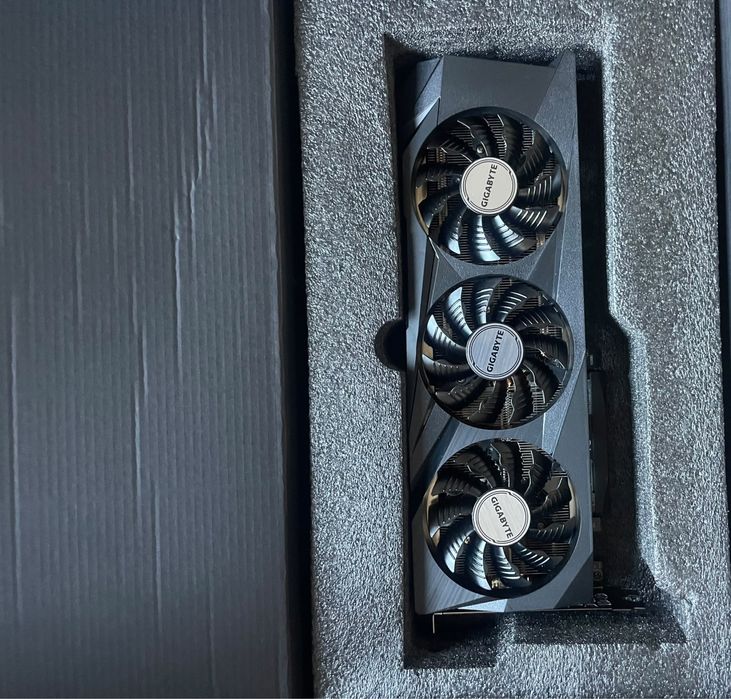 Caixa com motherboard e grafica