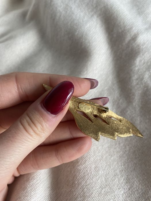 Vintage retro broszka Givenchy 1981 rok lilia z czarna emalia