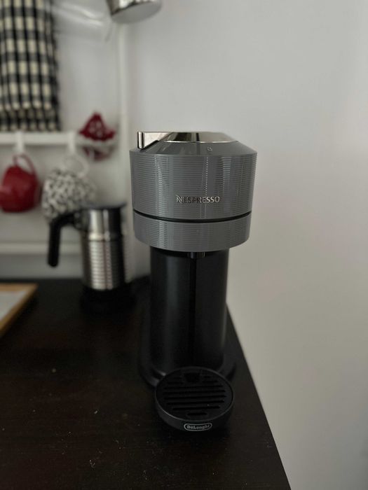 Máquina de Café Nespresso Vertuo Next by DeLonghi - com Garantia